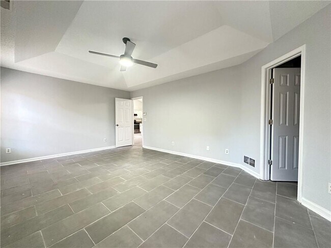 Building Photo - 510 Heathgate Dr SW