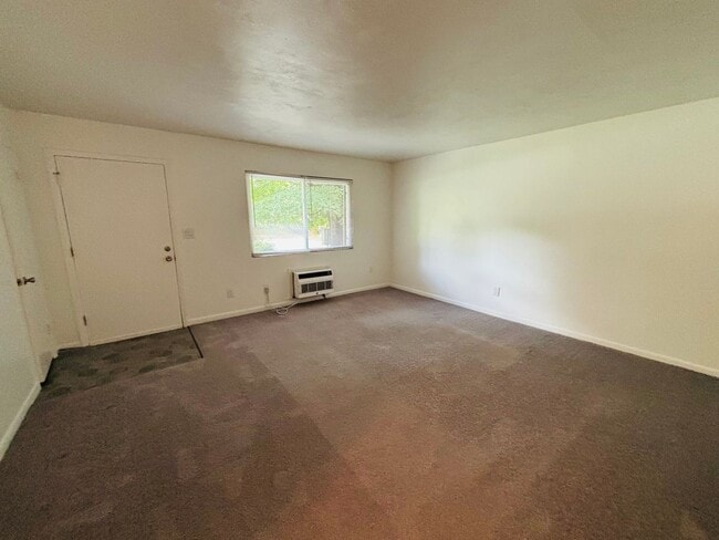 Building Photo - 2 Bedroom, 1 Bath Apartment