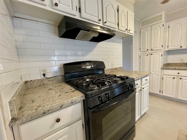 Building Photo - 1112 Southampton Dr