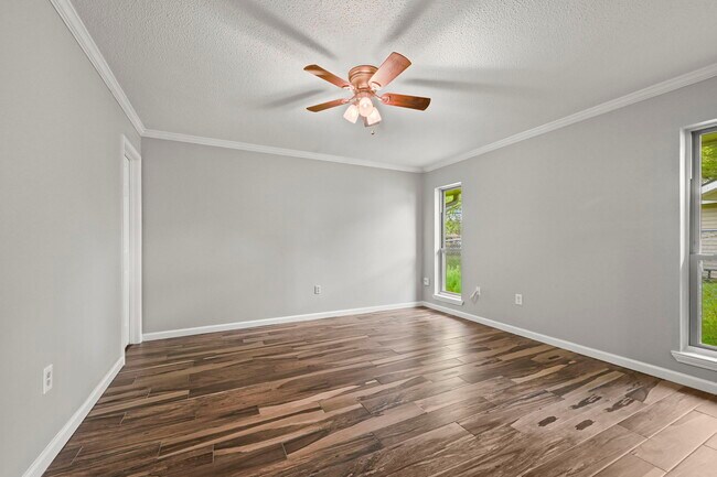 Building Photo - 9852 Hawthorne Dr