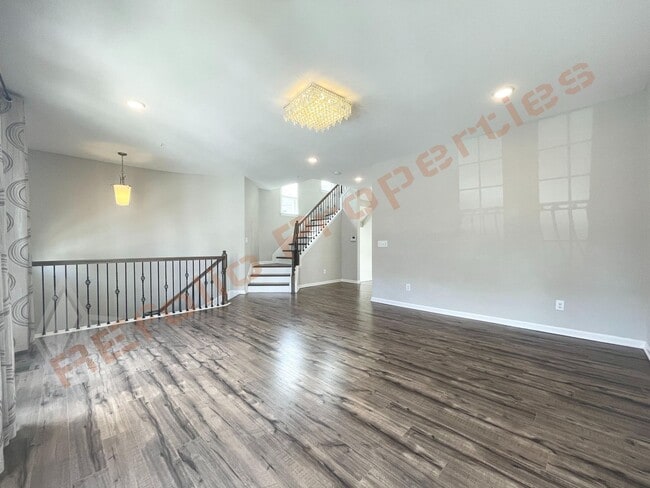 Building Photo - Beautiful End Unit 3 Story 3 bedroom, 3.5 bathroom Townhome with 2 Car-Garage in 540 Townes subdi...