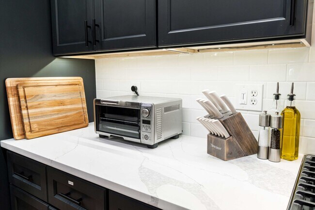 Building Photo - 6 Bed 4 bath Fully Furnished Oakland