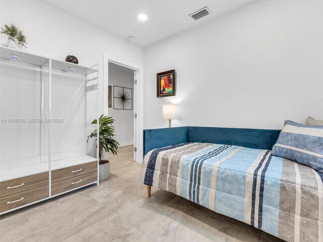 Building Photo - 5517 NW 1st Pl