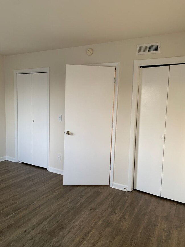 Building Photo - Renovated 1st Floor 1 Bedroom, 1 Bath Cond...