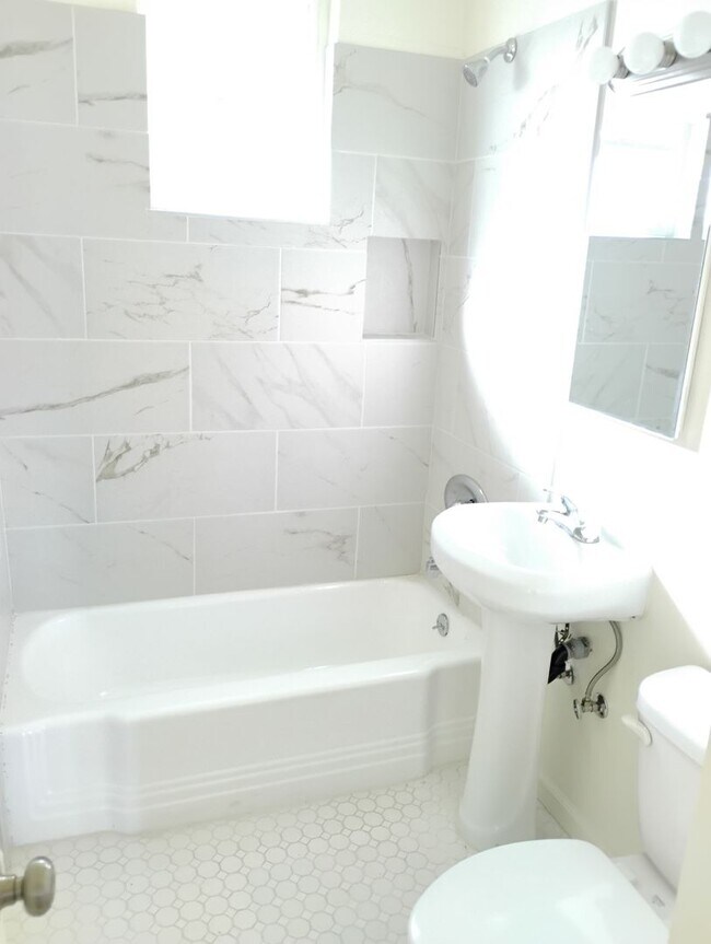 Building Photo - 18924-18934 Gault Street