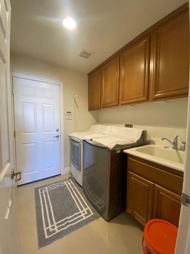 Building Photo - 14660 Meadowsweet Dr