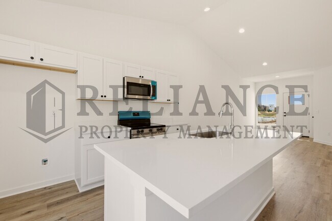 Building Photo - 5240 N Pinecrest Ct