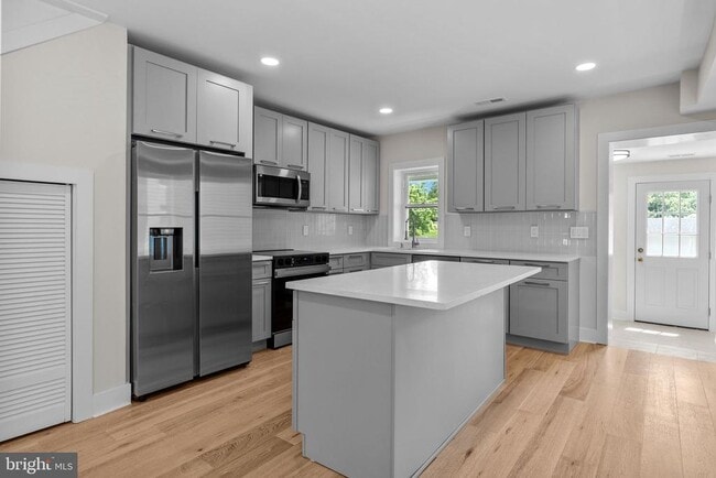 Building Photo - 334 Maple Ave