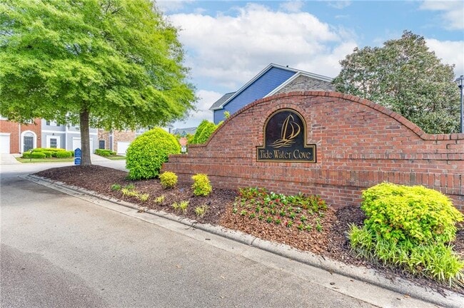 Building Photo - 6604 Splashwater Dr