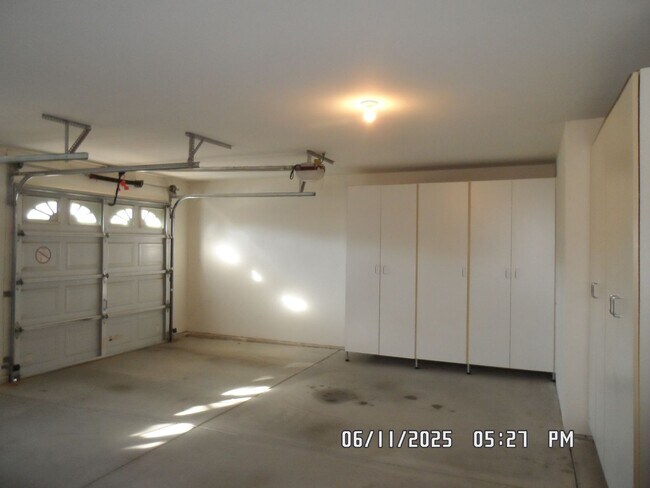 Building Photo - 3 Bedrooms, Den, 2 Bathrooms, 3 Car Garage...