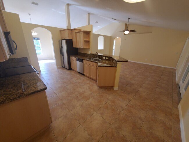 Building Photo - 1049 SW Ingrassina Ave