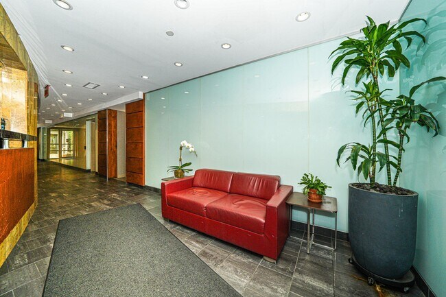 Building Photo - 516 W 47th St