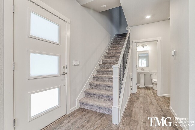 Building Photo - 3 Bedroom, 2.5 Bath Townhome In Ridgefield!