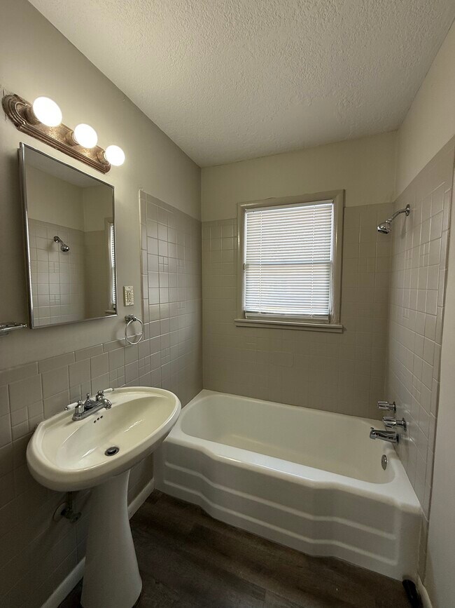 Building Photo - 1420 E 31st St S