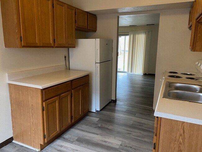 Building Photo - All Large Rooms in this 2 Bedroom Apt in C...