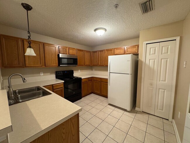 Building Photo - Nature's Hideaway 3BR Condo Available for Now!