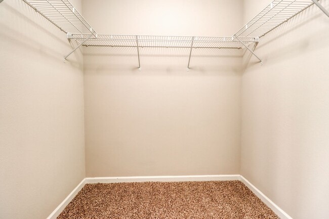 Building Photo - Spacious 4br/2.5ba house with garage in well maintained neighborhood