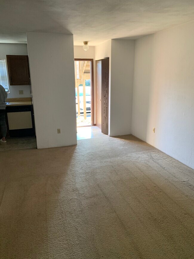 Building Photo - 402 N Hesperia St