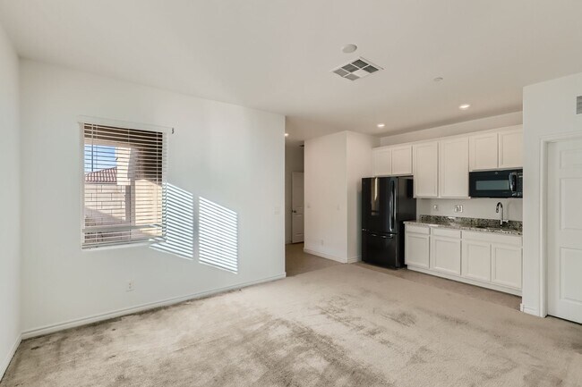 Building Photo - Beautiful 4 bed, 4.5 bath, 3 car garage with full casita!