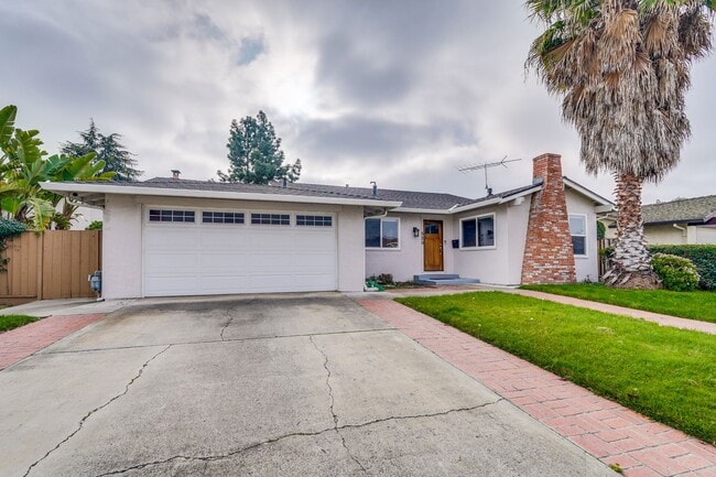 Building Photo - Stunning Single Family Home