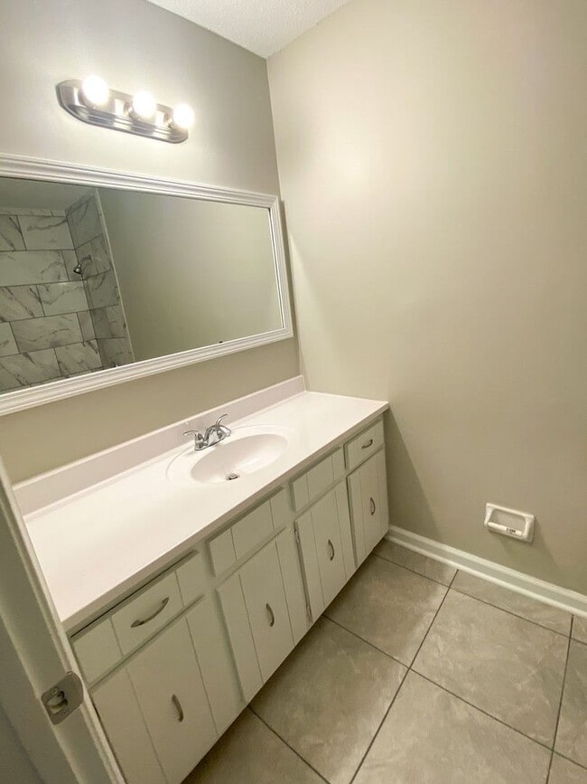 Building Photo - 3 Bed 2 bath in Raleigh / ss appliances an...