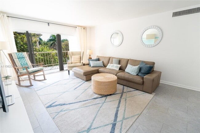 Building Photo - 1021 Hillsboro Mile Unit 204