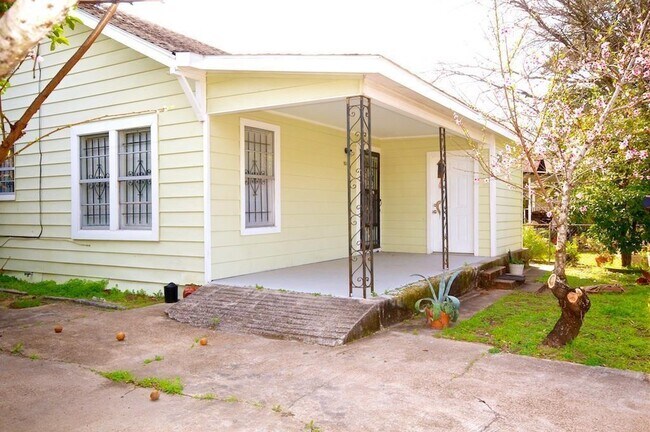 Building Photo - 910 Booth St