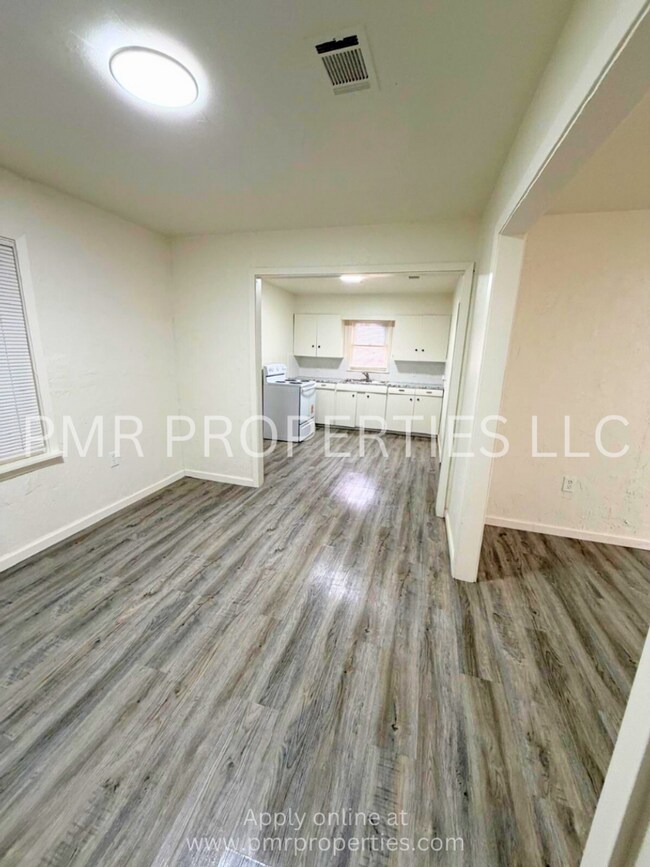 Building Photo - 2 Bedrooms / 1 Bathroom House