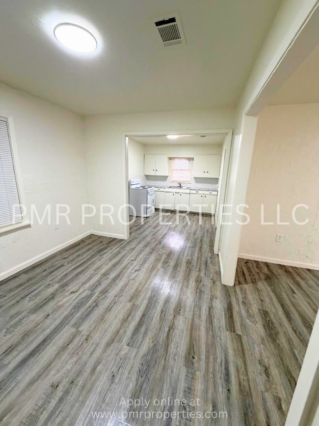 Building Photo - 2 Bedrooms/1 Bathroom House