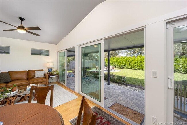Building Photo - 533 SE Ocean Spray Terrace