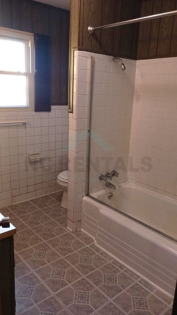 Building Photo - Recently Renovated 2-Bedroom and 1-Bathroo...