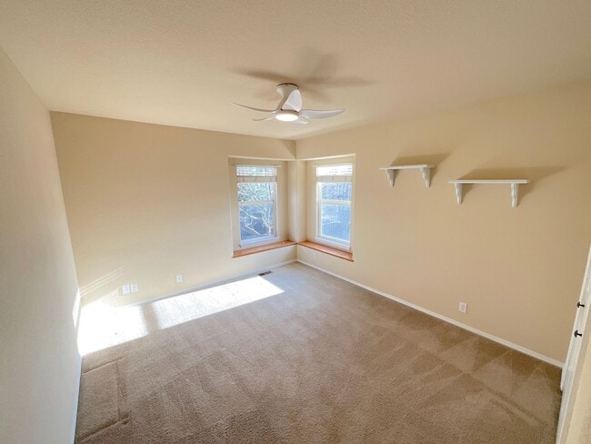 Building Photo - 5 Bedroom Home Available Near Rangewood Dr & Vickers Dr!