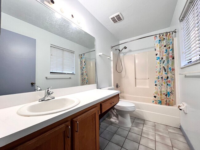 Building Photo - Updated 3 Bedroom, 3 Bathroom Townhome in Rockwood Villas!