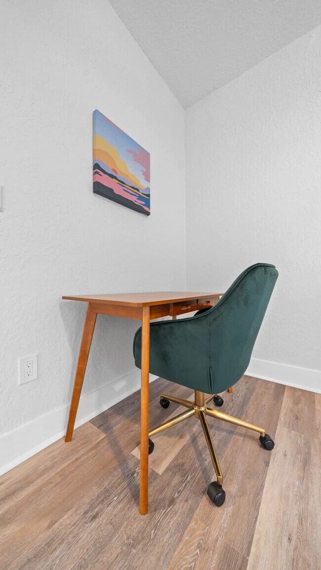 Building Photo - 1007 E Comanche Ave