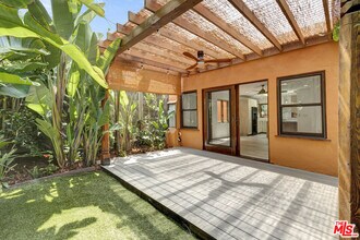Building Photo - 1138 1\2 N Poinsettia Pl