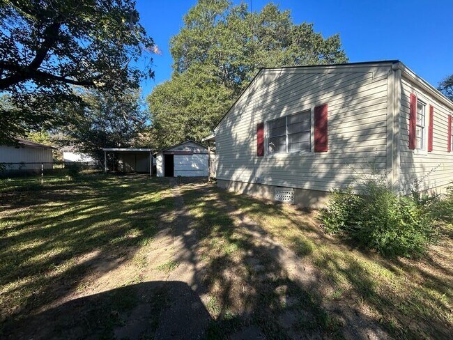 Building Photo - 1136 Broad St