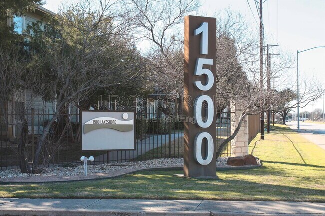 Building Photo - 1500 Lake Shore Dr