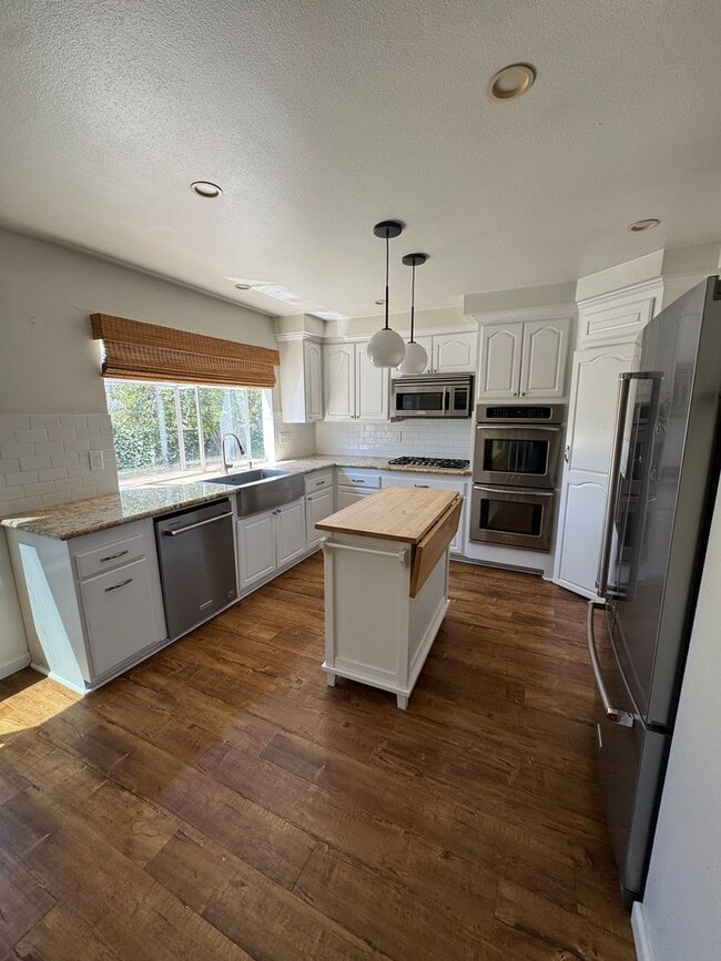 Building Photo - Light-Filled Home with Resort-Style Backyard in Thousand Oaks