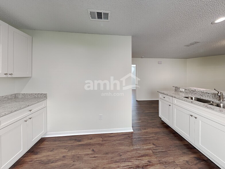 Building Photo - 2273 Heathwood Cir