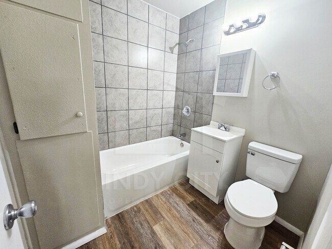 Building Photo - 750 S Dequincy St