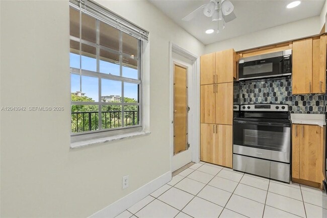 Building Photo - 3250 N Palm Aire Dr