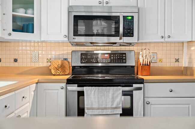 Building Photo - 1341 Bayview Dr