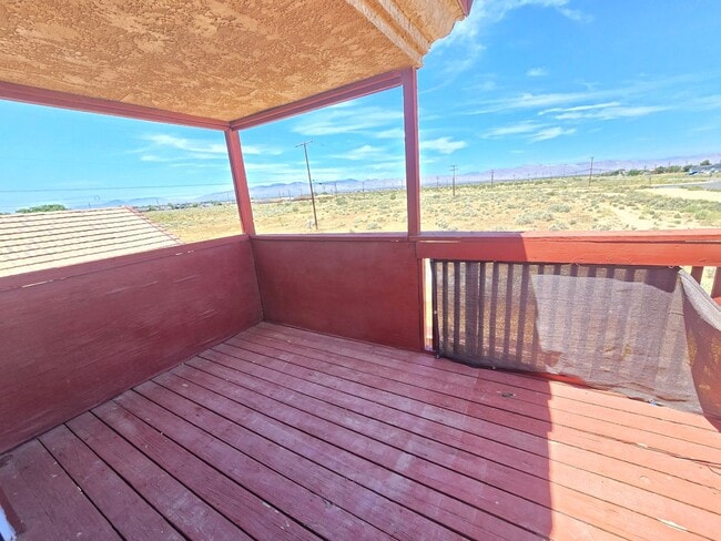 Building Photo - Upstairs/ Spacious/ 2 bedrooms / 2 bathrooms