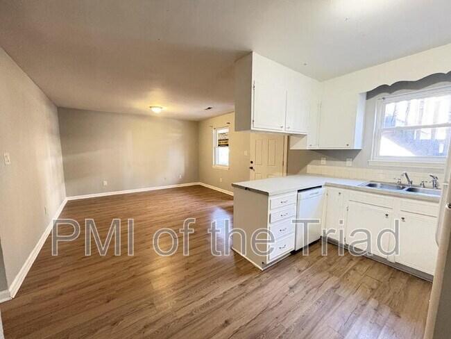 Building Photo - 1600 Oak Croft St