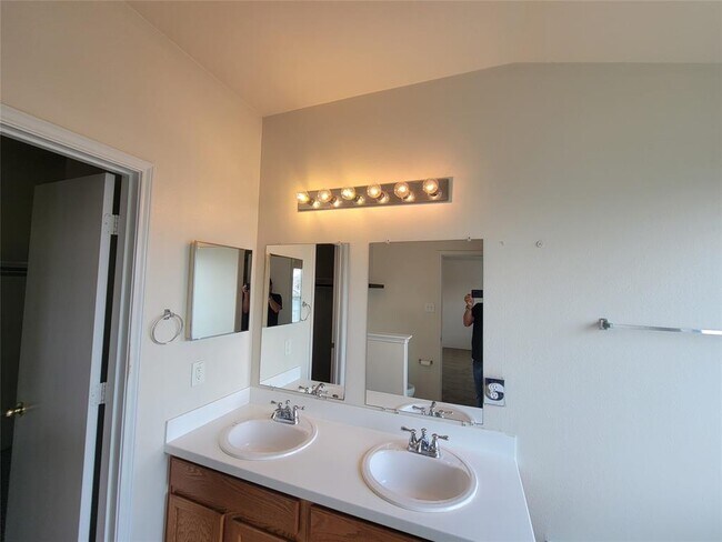 Building Photo - 2410 Lakecrest Village Ct