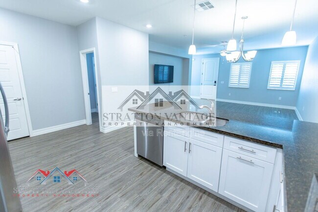 Building Photo - 2821 S Skyline Dr