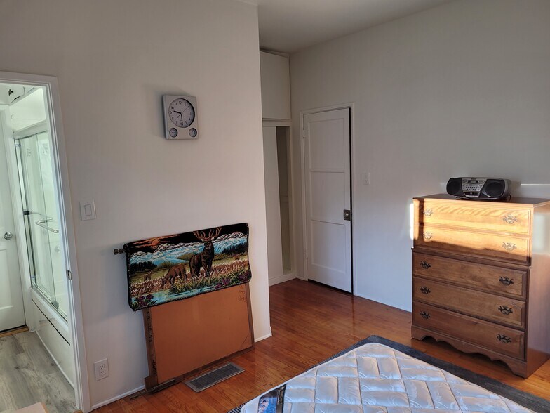 Building Photo - 10528 Ayres Ave