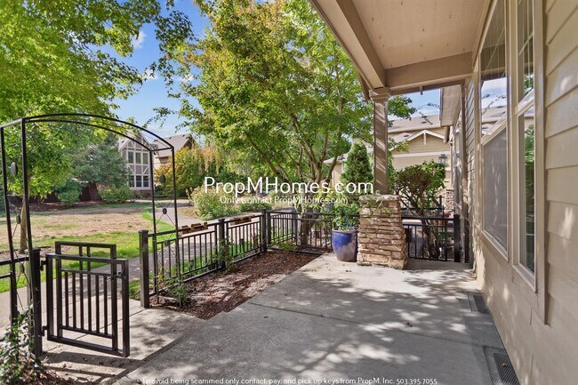 Building Photo - Cozy Two Bedroom Townhome in the Heart of ...