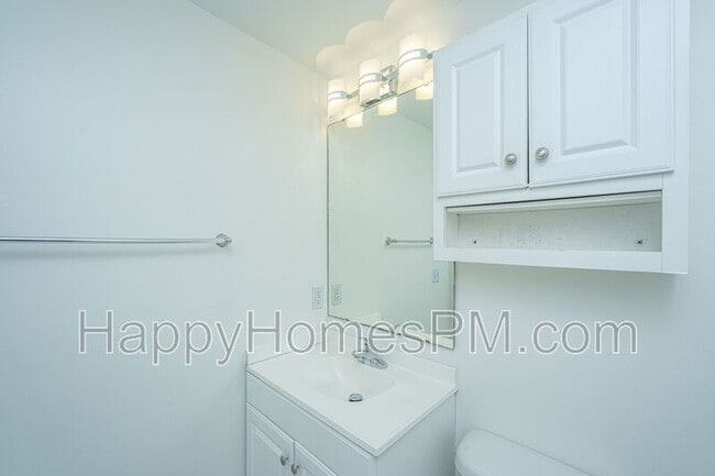 Building Photo - 338 King St