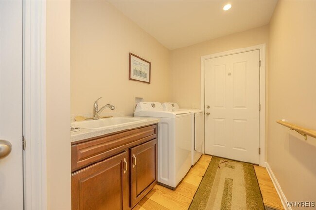 Building Photo - 105 Pine St